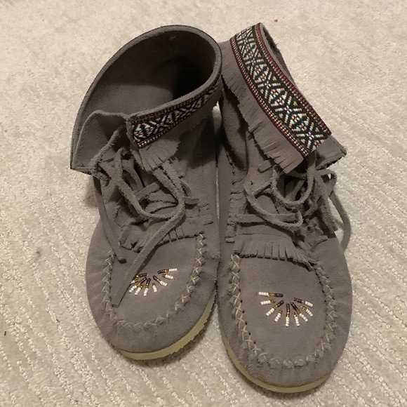 Beautiful handmade grey moccasins - Picture 2 of 4